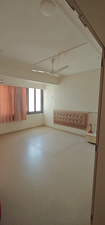 Room in 3 BHK Builder Floor at Matunga West – for Rent