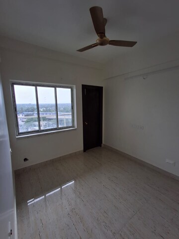 Room in 2 BHK Apartment at TPJ Lux Insignia, Thakurpukur – for Rent