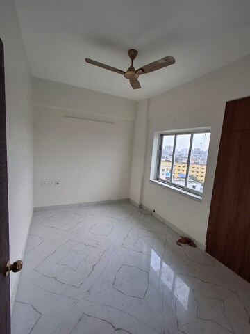 Room in 2 BHK Apartment at TPJ Lux Insignia, Thakurpukur – for Rent
