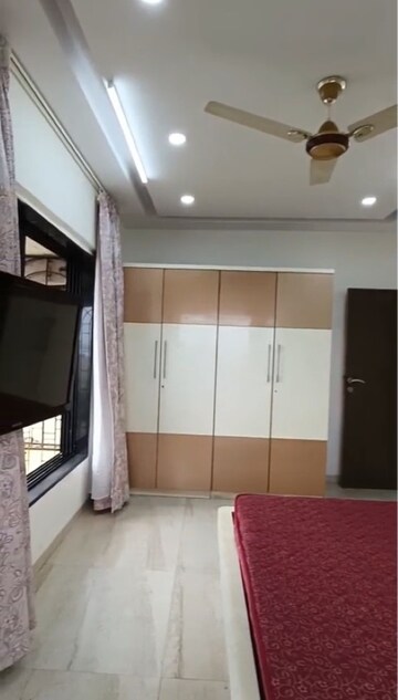 Room in 2 BHK Apartment at Seven Bungalow, Andheri West – for Rent