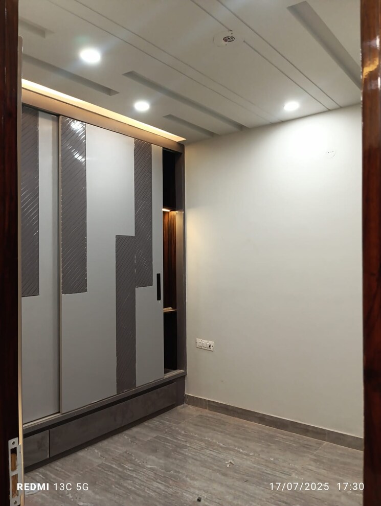 Room, rohini sector 25 3 Bedroom 900 Sq.Ft. Builder Floor In Rohini Sector 25 Delhi 8964557