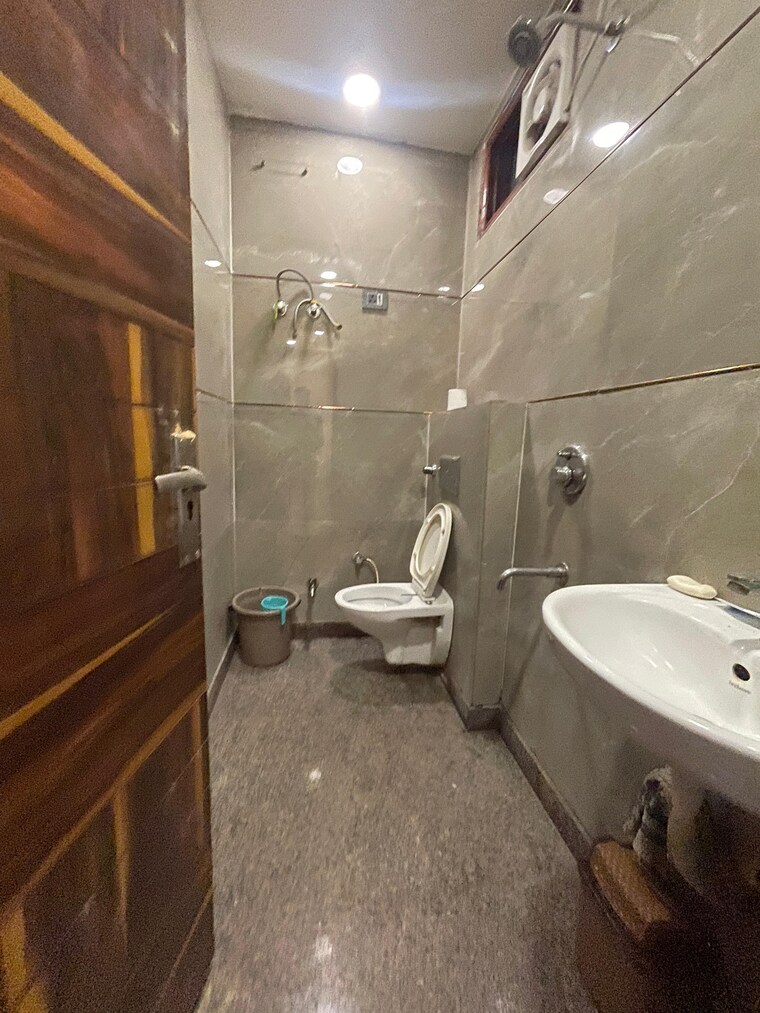 Bathroom, rohini sector 25 3 Bedroom 900 Sq.Ft. Builder Floor In Rohini Sector 25 Delhi 8964557