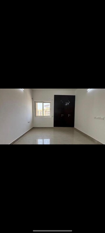 Room in 3 BHK Apartment at Conscient Heritage Max, Sector 102 – for Rent