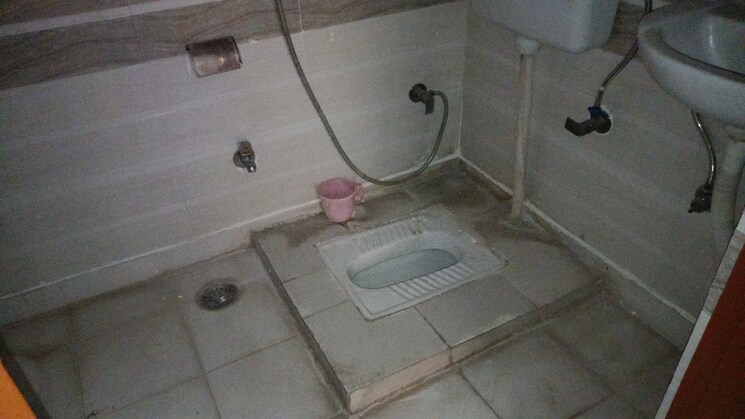 Bathroom, vaishali sector 5 3 Bedroom 1350 Sq.Ft. Builder Floor In Vaishali Sector 5 Ghaziabad 8964703