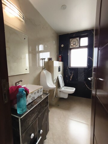 Team Area in 5 BHK Builder Floor at Golf Course Road – for Rent
