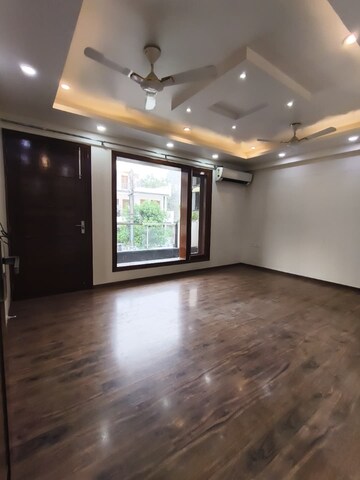 Room in 5 BHK Builder Floor at Golf Course Road – for Rent