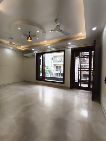 Room in 5 BHK Builder Floor at Golf Course Road – for Rent