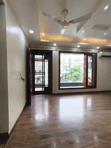 Room in 5 BHK Builder Floor at Golf Course Road – for Rent