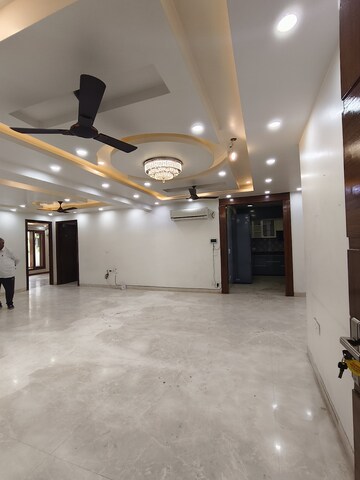 Room in 5 BHK Builder Floor at Golf Course Road – for Rent