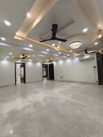 5 BHK + Servant Room 502 Sq.Yd. Builder Floor in Golf Course Road