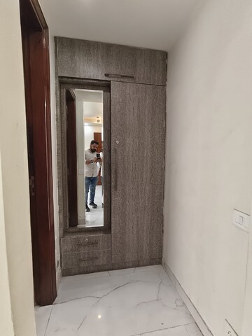 Building Lobby in 5 BHK Builder Floor at Golf Course Road – for Rent