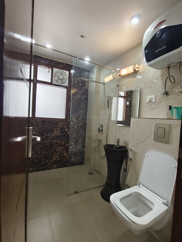 Team Area in 5 BHK Builder Floor at Golf Course Road – for Rent