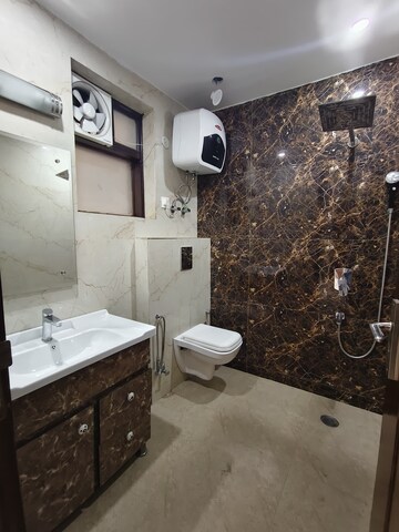 Team Area in 5 BHK Builder Floor at Golf Course Road – for Rent