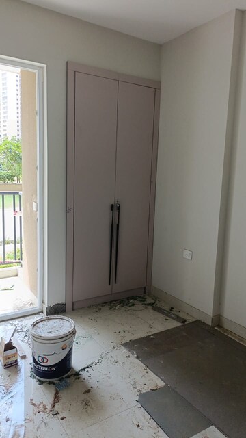 Room in 2 BHK Apartment at Tata Eureka Park, Sector 150 – for Rent