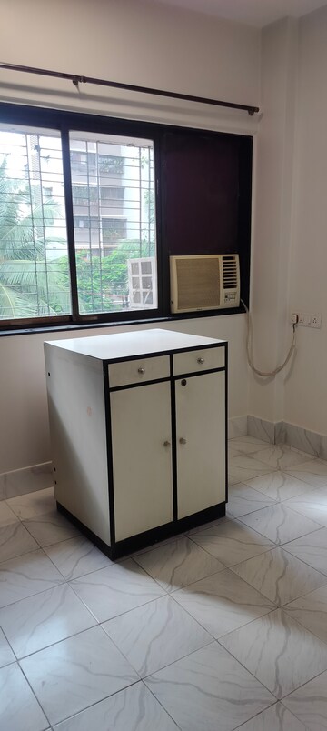 Room in 2 BHK Apartment at Orchid Towers, Andheri West – for Rent