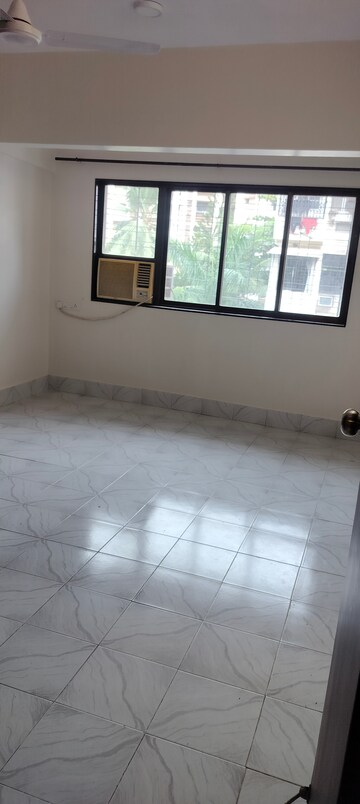 Room in 2 BHK Apartment at Orchid Towers, Andheri West – for Rent