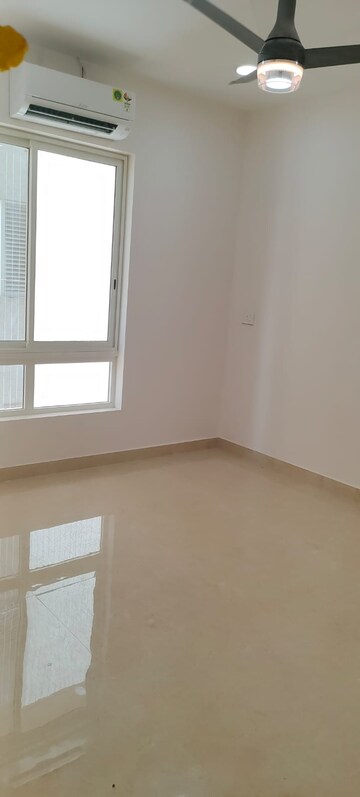 Room in 4 BHK Apartment at Aurobindo Galaxy, Hi Tech City – for Rent