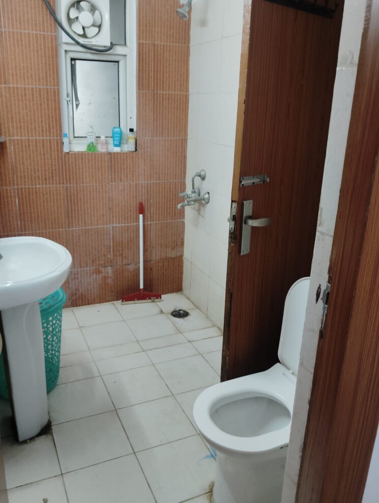 Bathroom, mahagun-mascot 2 Bedroom 1100 Sq.Ft. Apartment In Sain Vihar Ghaziabad 8964860
