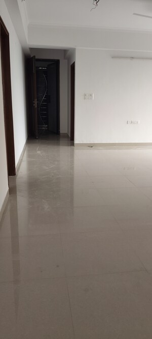 Room in 2 BHK Apartment at Zeta I Greater Noida – for Sale