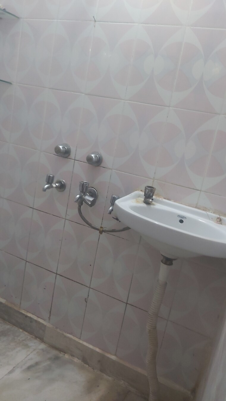 Bathroom, mayur vihar 2.5 Bedroom 550 Sq.Ft. Builder Floor In Mayur Vihar Delhi 8964978