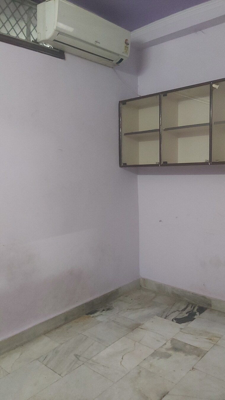 Room, mayur vihar 2.5 Bedroom 550 Sq.Ft. Builder Floor In Mayur Vihar Delhi 8964978