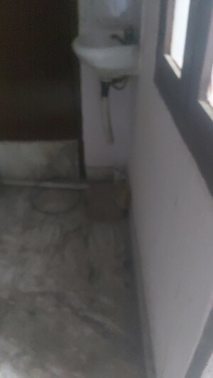 Furnished Amenities in 2.5 BHK Builder Floor at Mayur Vihar – for Sale