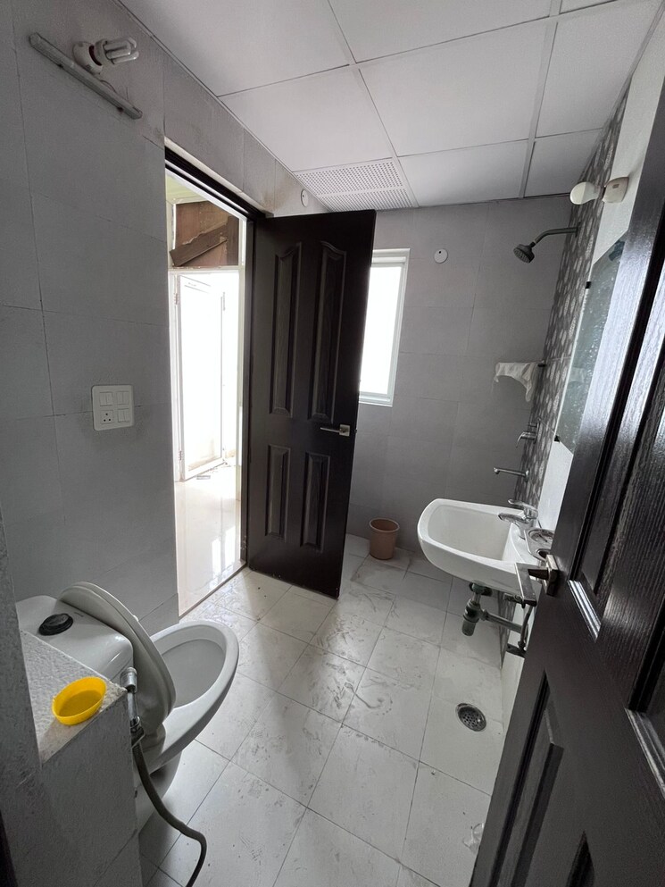Bathroom, jm-aroma 3 Bedroom 1550 Sq.Ft. Apartment In Sector 75 Noida 8965056