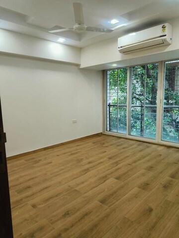 Room in 4 BHK Apartment at Santacruz West – for Rent