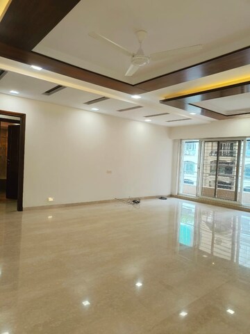 Room in 4 BHK Apartment at Santacruz West – for Rent