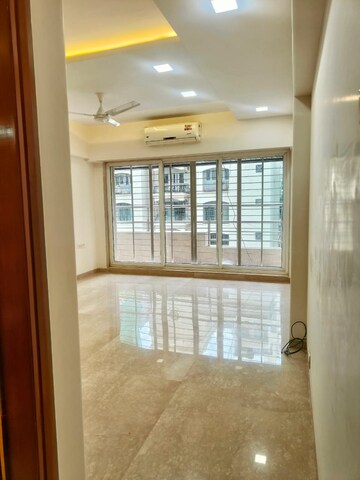 Room in 4 BHK Apartment at Santacruz West – for Rent