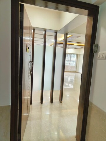Room in 4 BHK Apartment at Santacruz West – for Rent
