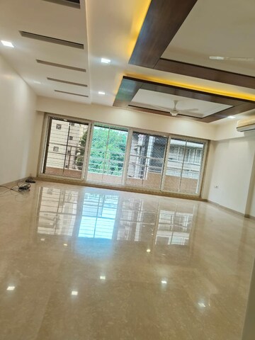 Living Room in 4 BHK Apartment at Santacruz West – for Rent