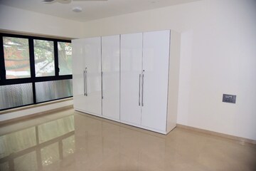 Room in 4 BHK Apartment at Santacruz West – for Rent