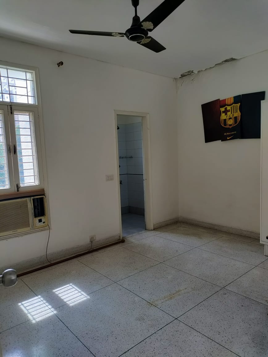 3 BHK + Pooja Room,Servant Room Builder Floor For Rent in Unitech South City II