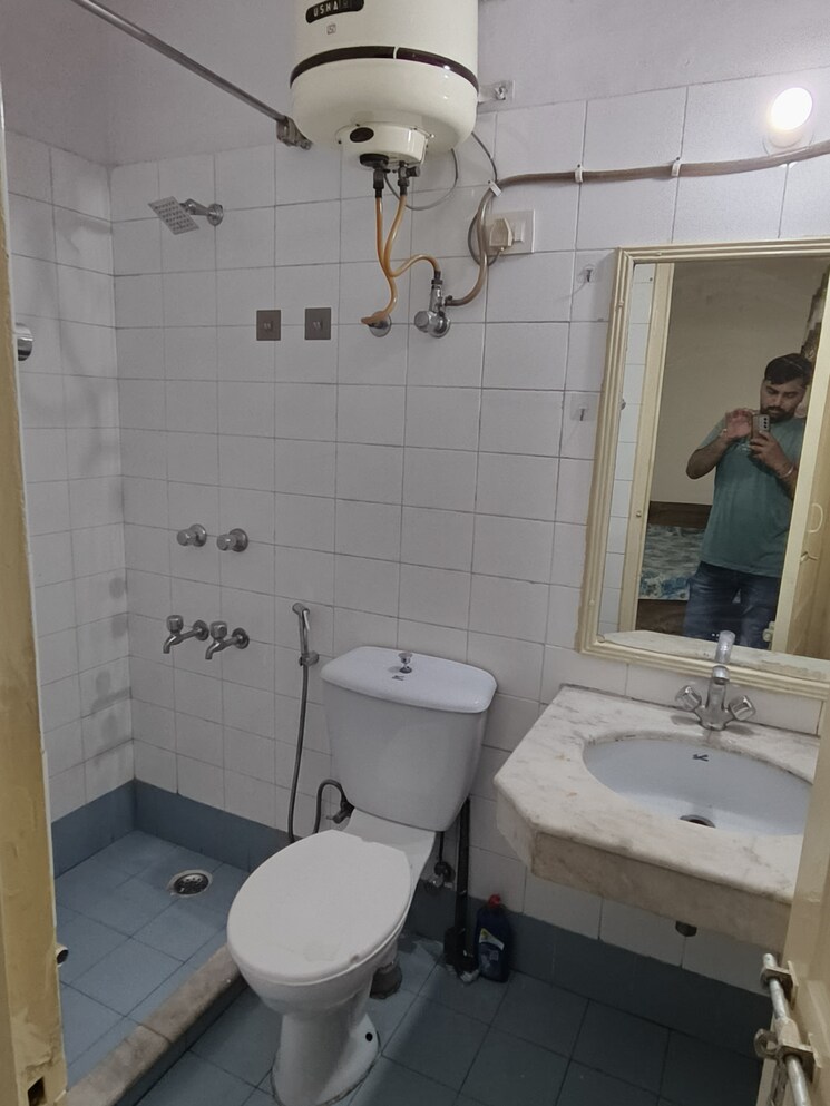 Bathroom, unitech-south-city-ii 2 Bedroom 1100 Sq.Ft. Builder Floor In Sector 50 Gurgaon 8965199