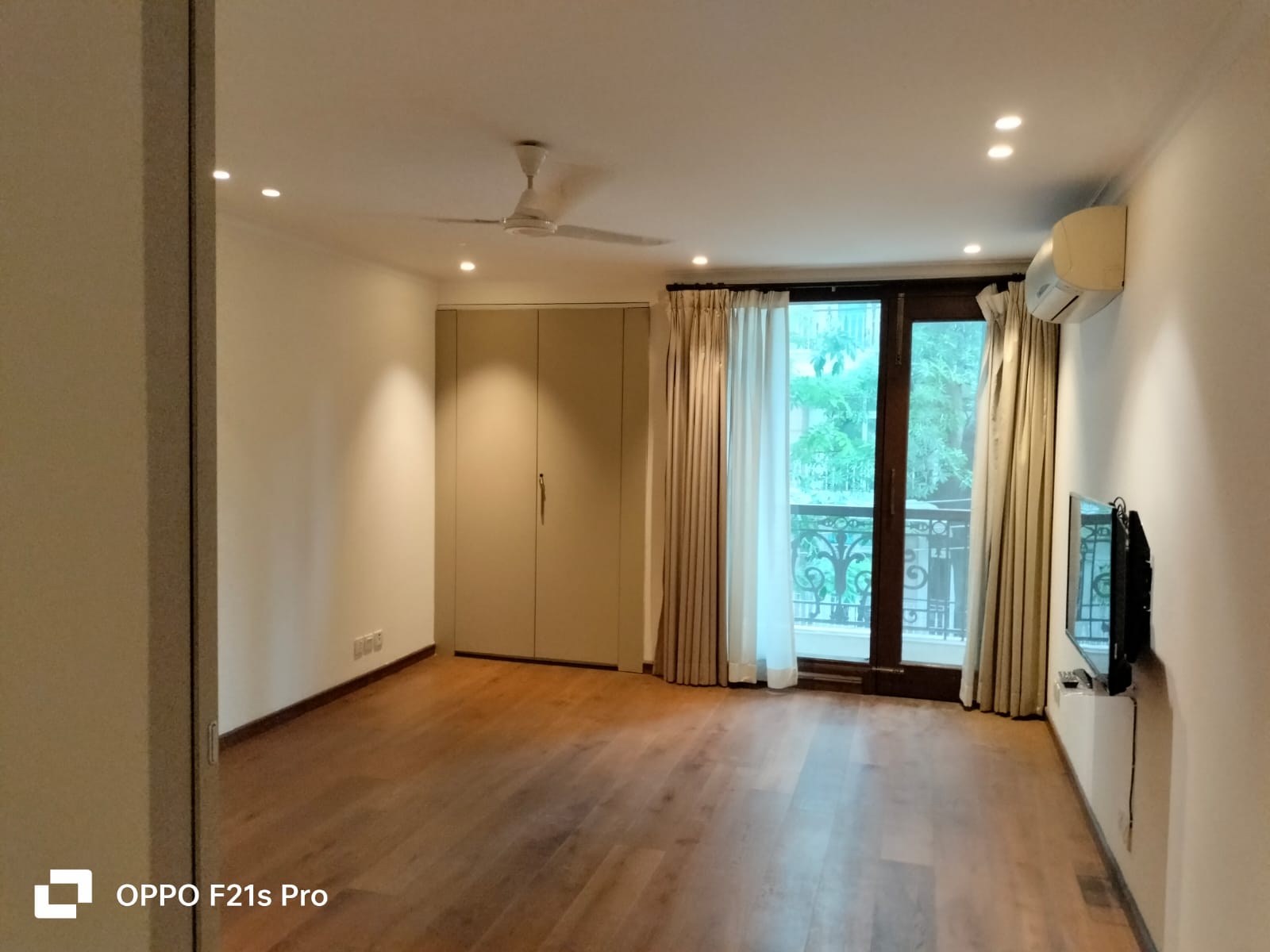 3 BHK + Servant Room Builder Floor For Rent in Defence Colony