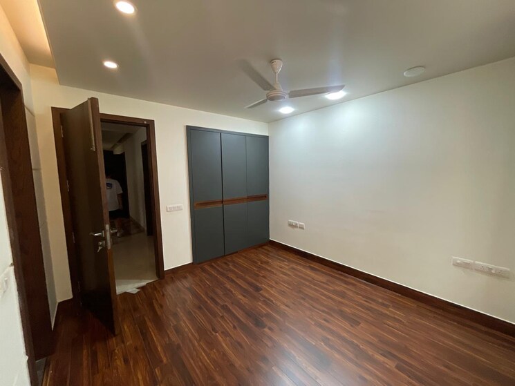 Room, defence colony 3 Bedroom 325 Sq.Yd. Builder Floor In Defence Colony Delhi 8965207