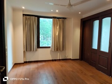 Room in 3 BHK Builder Floor at Defence Colony – for Rent