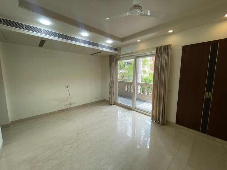 Room, defence colony 4 Bedroom 325 Sq.Yd. Builder Floor In Defence Colony Delhi 8965213