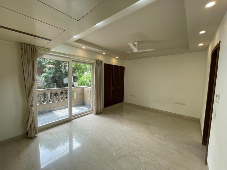 Room, defence colony 4 Bedroom 325 Sq.Yd. Builder Floor In Defence Colony Delhi 8965213