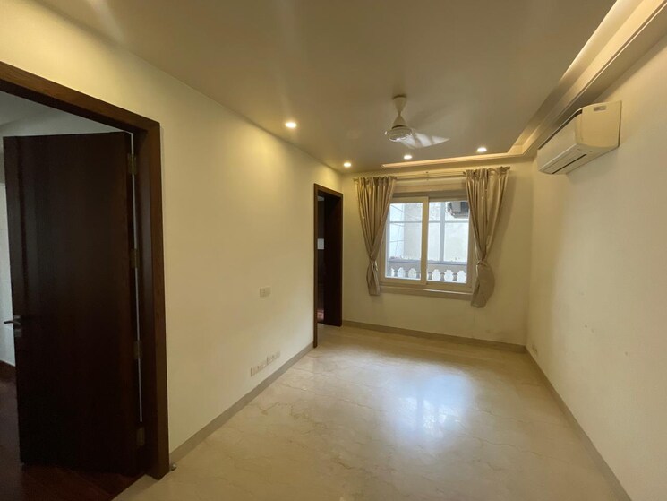 Room, defence colony 4 Bedroom 325 Sq.Yd. Builder Floor In Defence Colony Delhi 8965213