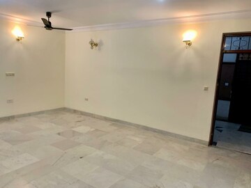Room in 3 BHK Apartment at HM Winchester, Rest House Road – for Rent