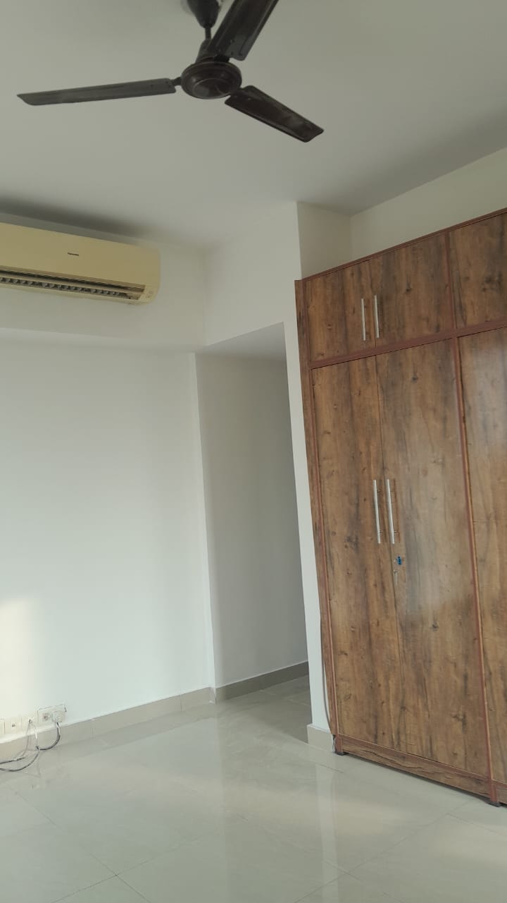 3 BHK + Extra Room Apartment For Rent in Unitech Escape