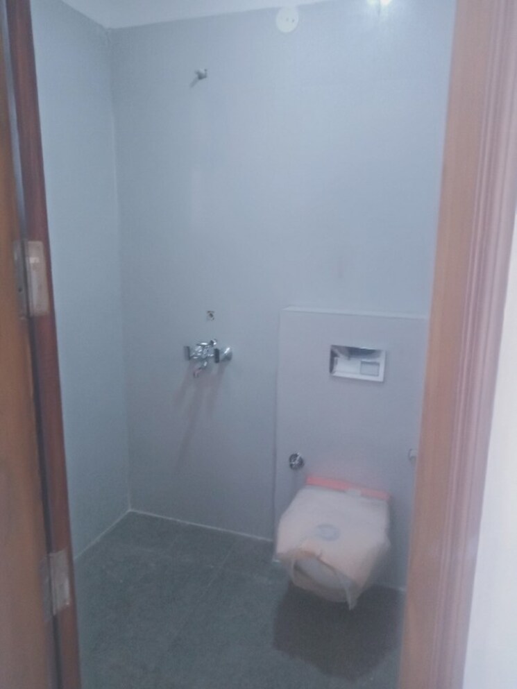 Bathroom, unitech-south-city-ii 3 Bedroom 1850 Sq.Ft. Builder Floor In Sector 50 Gurgaon 8965311