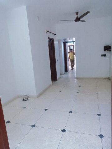 Room in 3 BHK Builder Floor at Unitech South City II, Sector 50 – for Rent