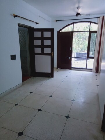 Room in 3 BHK Builder Floor at Unitech South City II, Sector 50 – for Rent