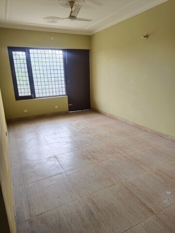 Living Room in 3 BHK Builder Floor at Vipul World Floors, Sector 48 – for Rent