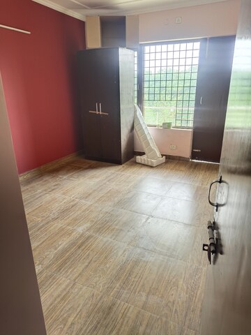 Room in 3 BHK Builder Floor at Vipul World Floors, Sector 48 – for Rent