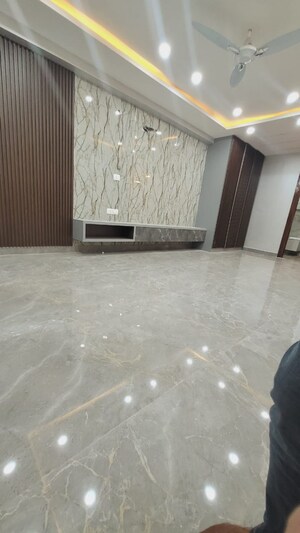 Room in 4 BHK Builder Floor at Palam Vihar – for Sale