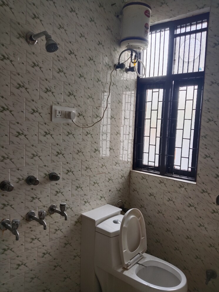 Bathroom, sector 21c 3 Bedroom 360 Sq.Yd. Independent House In Sector 21c Faridabad 8965436